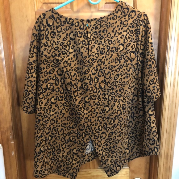leopard print split back top - Picture 2 of 3